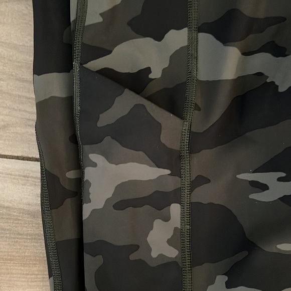 Athleta Ultimate 7/8 stash tight - Picture 3 of 5